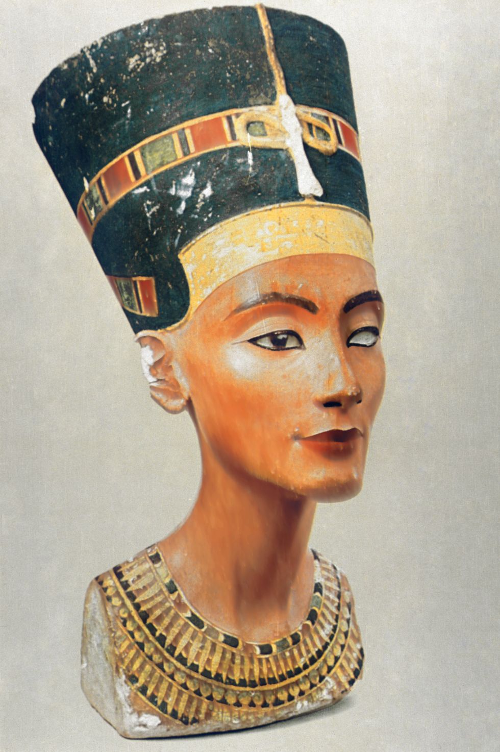 bust of nefertiti, queen and wife of the ancient egyptian pharaoh akhenaten amenhotep iv